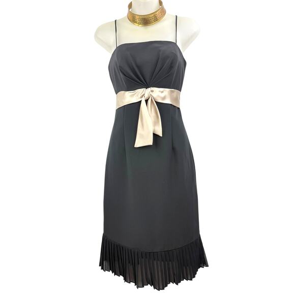 Vintage Y2K DE LARU black cocktail dress with pleated trim and bow - Picture 3 of 5